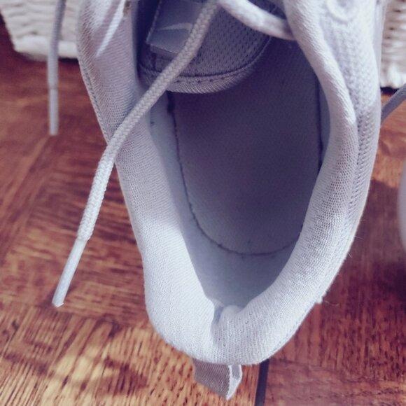 NIKE "ROSHE ONE" Wolf Grey Runners/ Sneakers - Picture 4 of 16